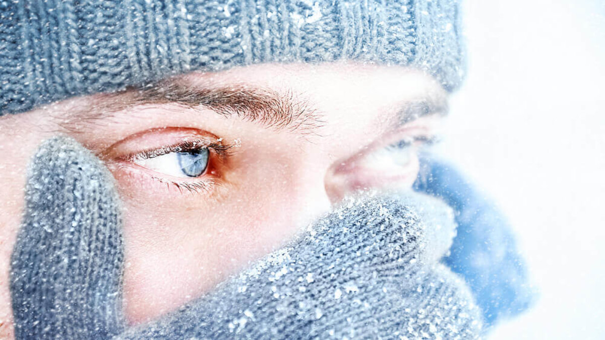 Mujer Con Ojos Secos Aplicando Lágrimas Artificiales En Invierno Imagen de  archivo - Imagen de farmacéutico, cierre: 202177031